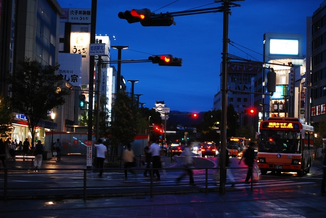 夜の駅前写真